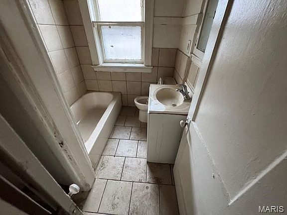 5th image of 3534 Giles Ave