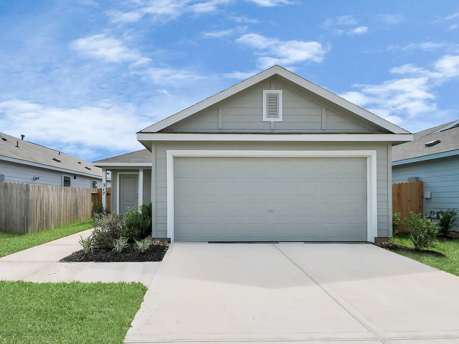 3 bed, 2.0 bath, 1402 sqft, $1,675 — Photo 1