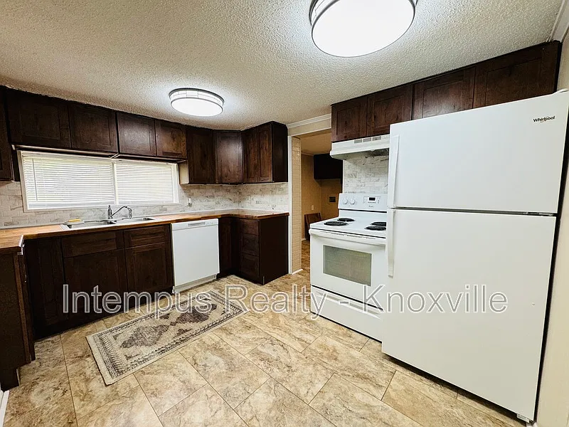 3 bed, 1.0 bath, 945 sqft, $1,410 — Photo 2