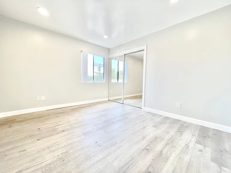 7437 Haskell Avenue — Photo 14