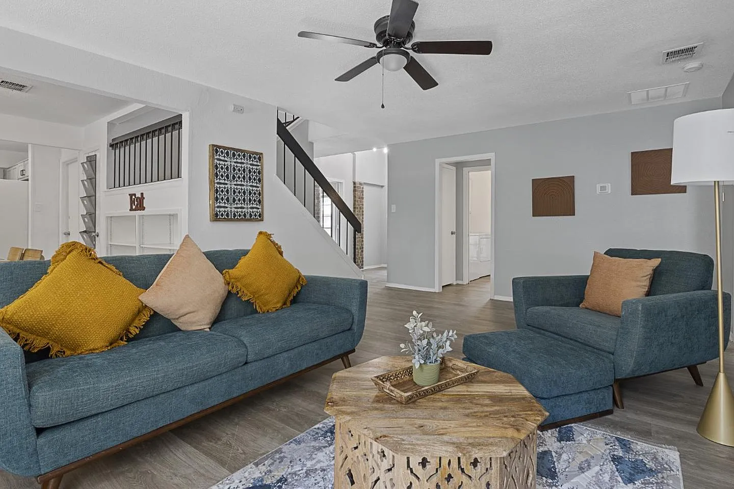 Stylish San Antonio Gem with Modern Updates and Curb Appeal — Photo 2