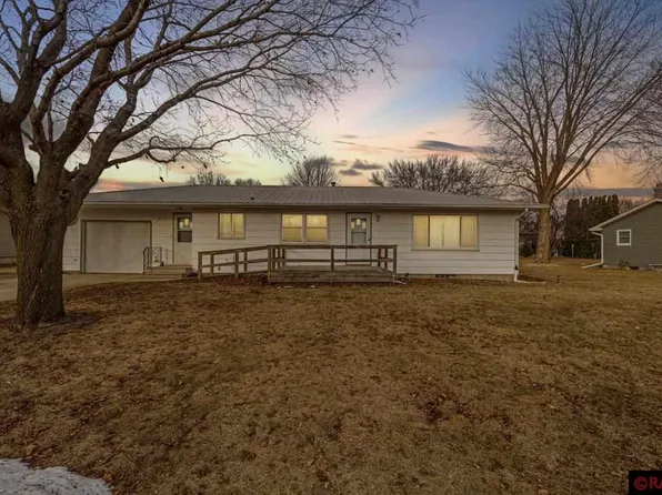 601 1st St SW, Madelia, MN 56062