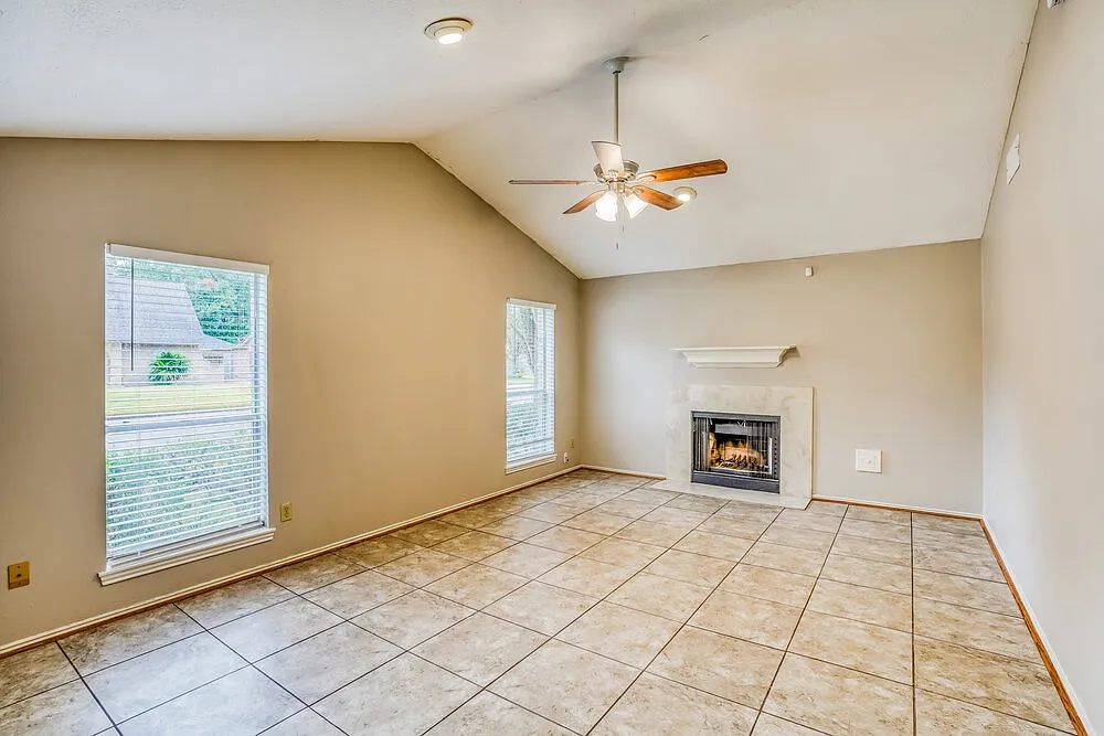 3 bed, 2.0 bath, 1708 sqft, $2,025 — Photo 4