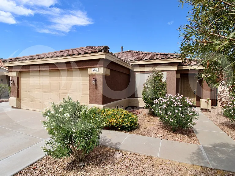 5216 E Florian Ave — Photo 2