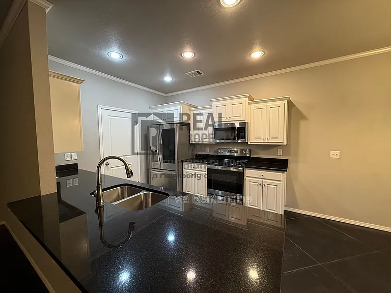 7620 Legacy Pkwy — Photo 6