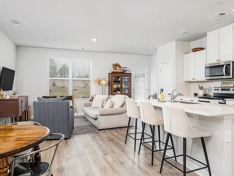 212 Dale Mires Ln — Photo 3