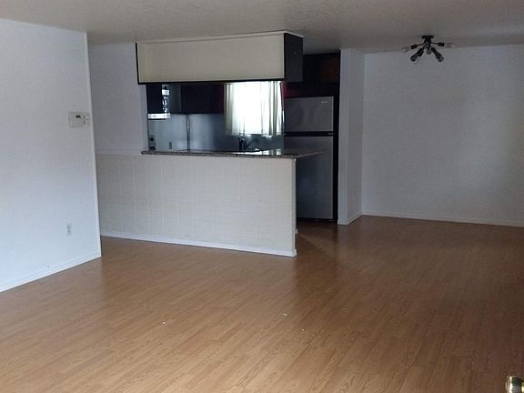 living room/dining area