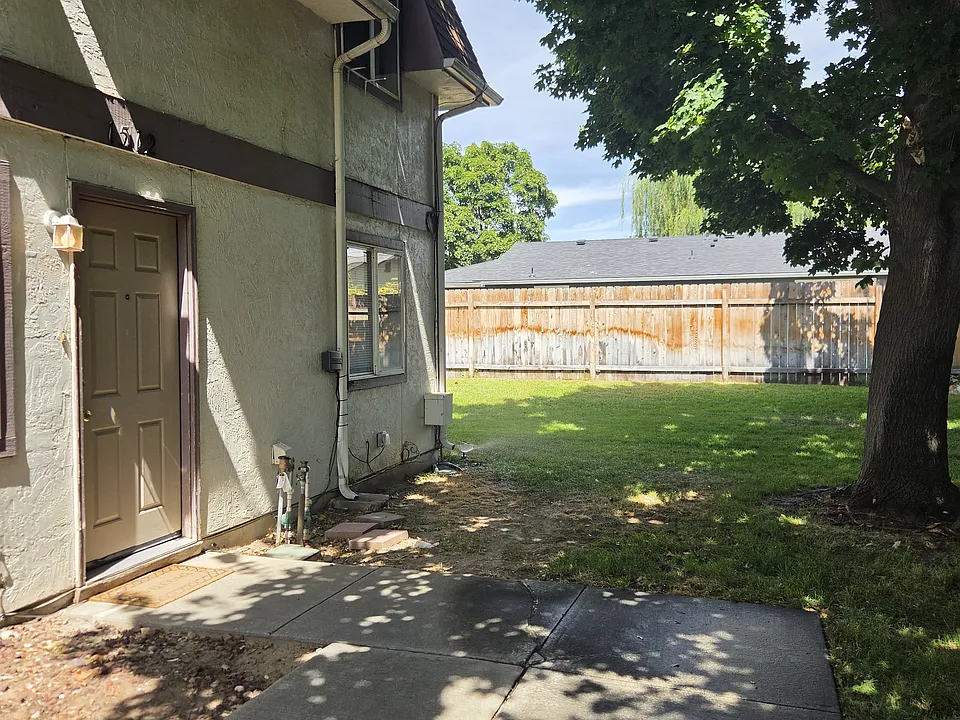 1512 W Maple Ave