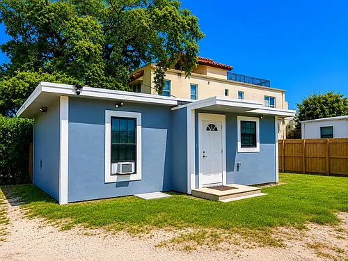 607 SW 10th St #GUEST HOME IN THE B Photo 1