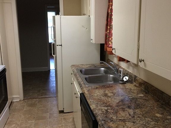 3rd image of 2575 Broadway Dr