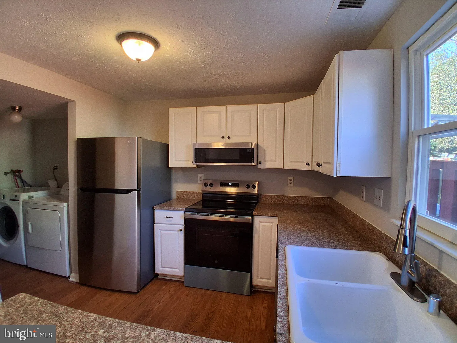 3 bed, 2.0 bath, 1220 sqft, $2,400 — Photo 4