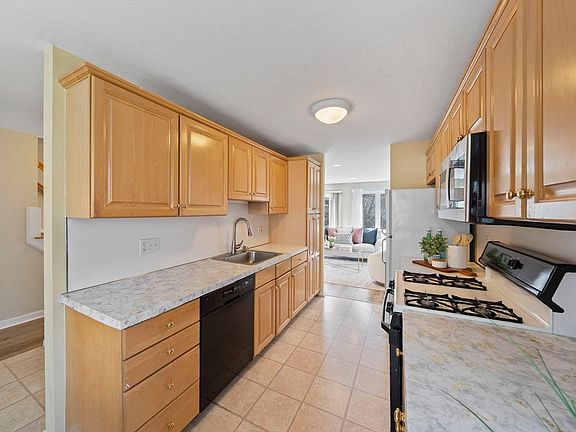 5th image of 65 Maple St #B