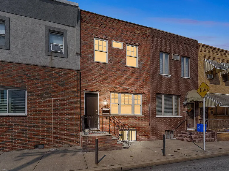 2552 S Sartain St — Photo 2