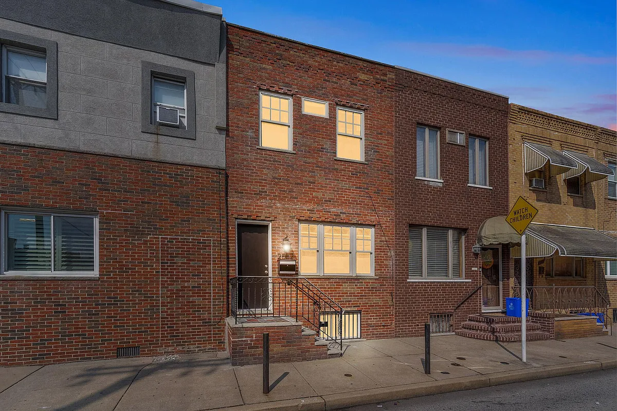 Building Photo - 2552 S Sartain St