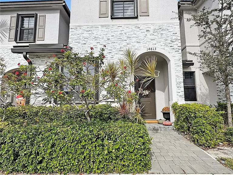14813 SW 183rd Ter #14813 — Photo 1