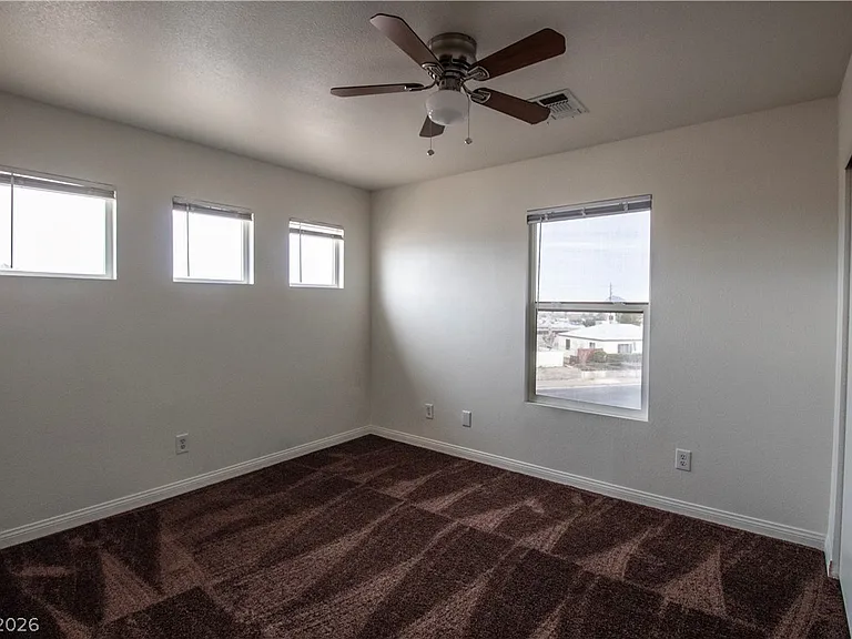 119 W Victory Rd — Photo 17
