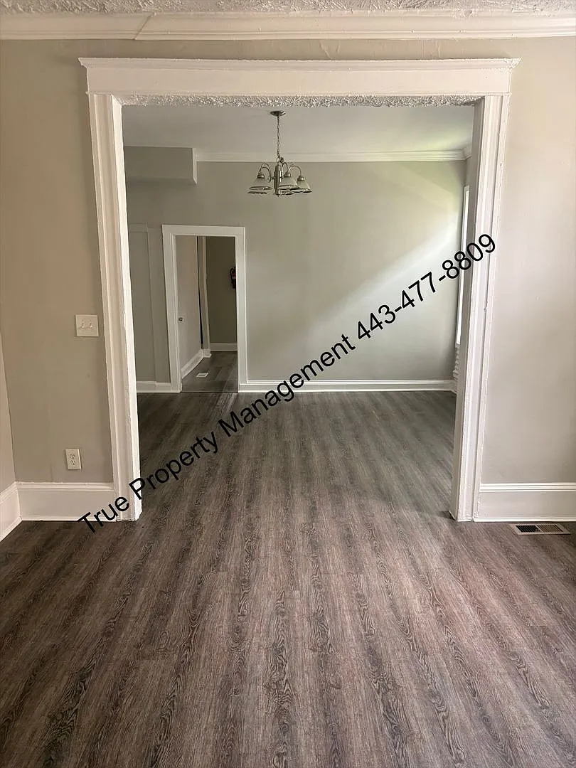 Spacious 5 Bedroom Home with Large Backyard & In-Unit Washer/Dryer — Photo 3
