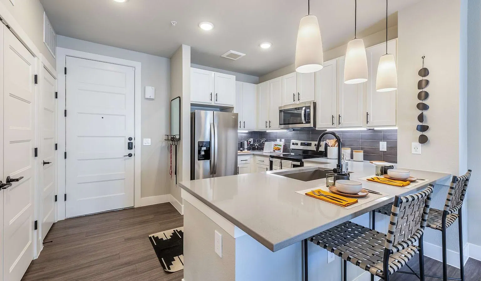 East Side 9 Weeks Free! Huge Layout, Great Walkability, Island Kitchen, 900+Sqft! — Photo 3