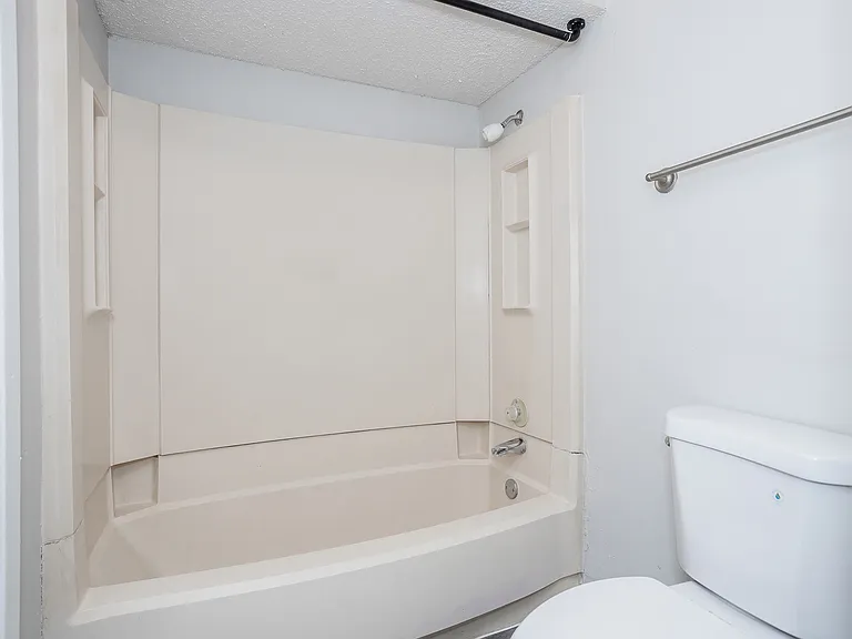 Oak Tree Village Bathroom (3 Bedroom)