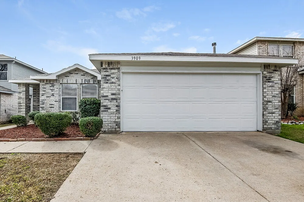 3 bed, 2.0 bath, 1653 sqft, $2,255 — Photo 1