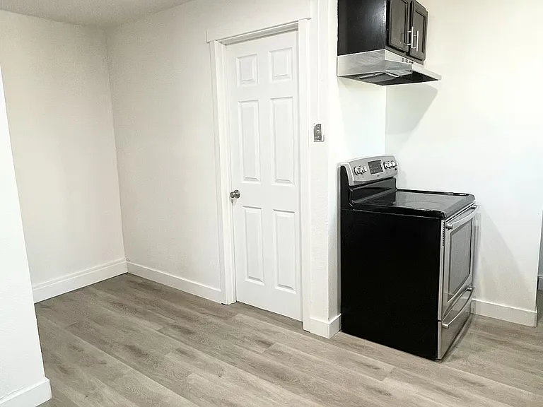 711 S 45th Ave #C — Photo 3