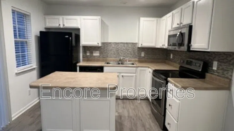3 bed, 2.5 bath, 1348 sqft, $1,700 — Photo 4