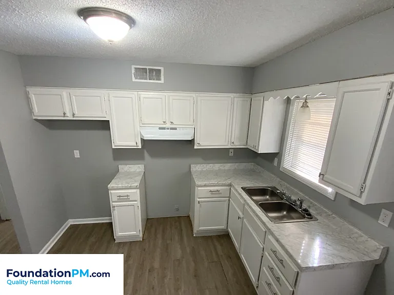 901 Chesterton Dr — Photo 5