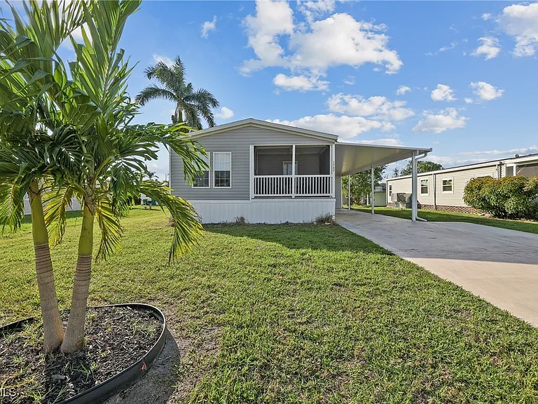 1747 Beverly Dr — Photo 2