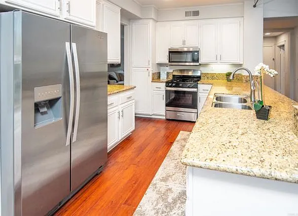 3 bed, 2.5 bath, 1802 sqft, $4,850 — Photo 3