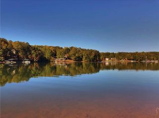 212 E Waters Edge Ln, West Union, SC 29696
