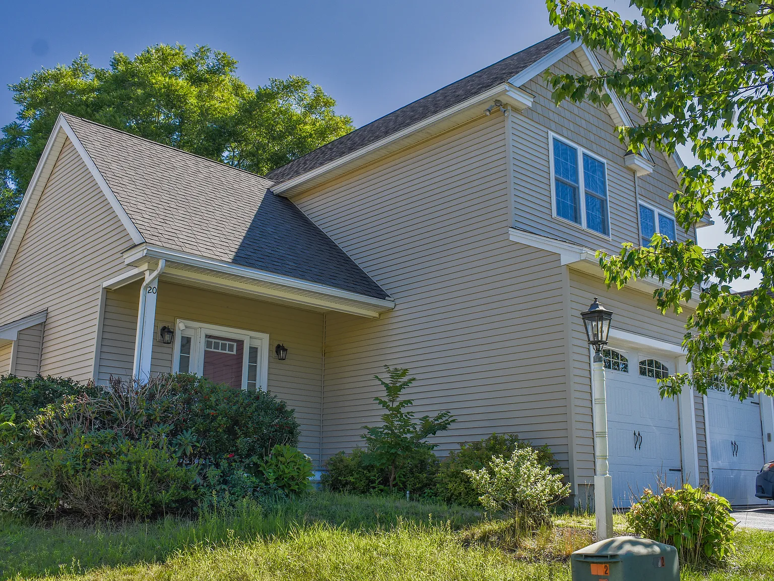 3 bed, 2.5 bath, 2124 sqft, $4,200 — Photo 2