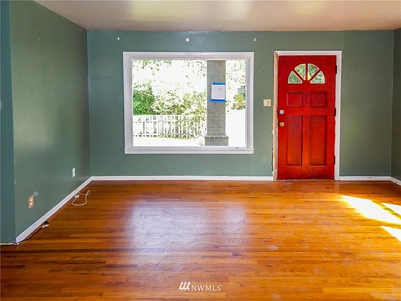 4th image of 2307 Thurston Avenue N