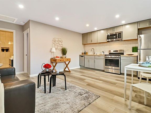 4th image of 2118 Addison Ave