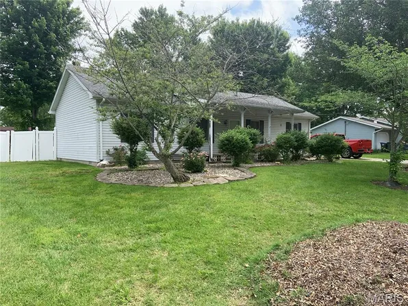1115 Priscilla Ct, New Athens, IL 62264
