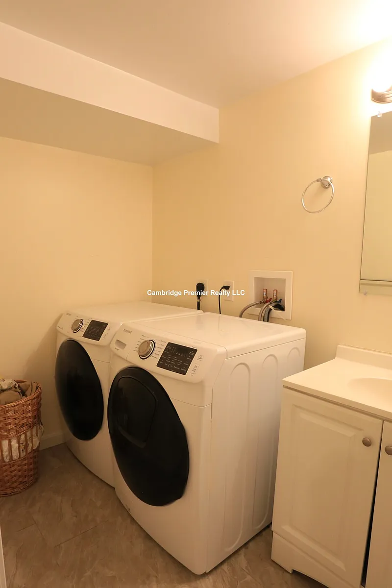 Building Photo - 124 Forest St #3D
