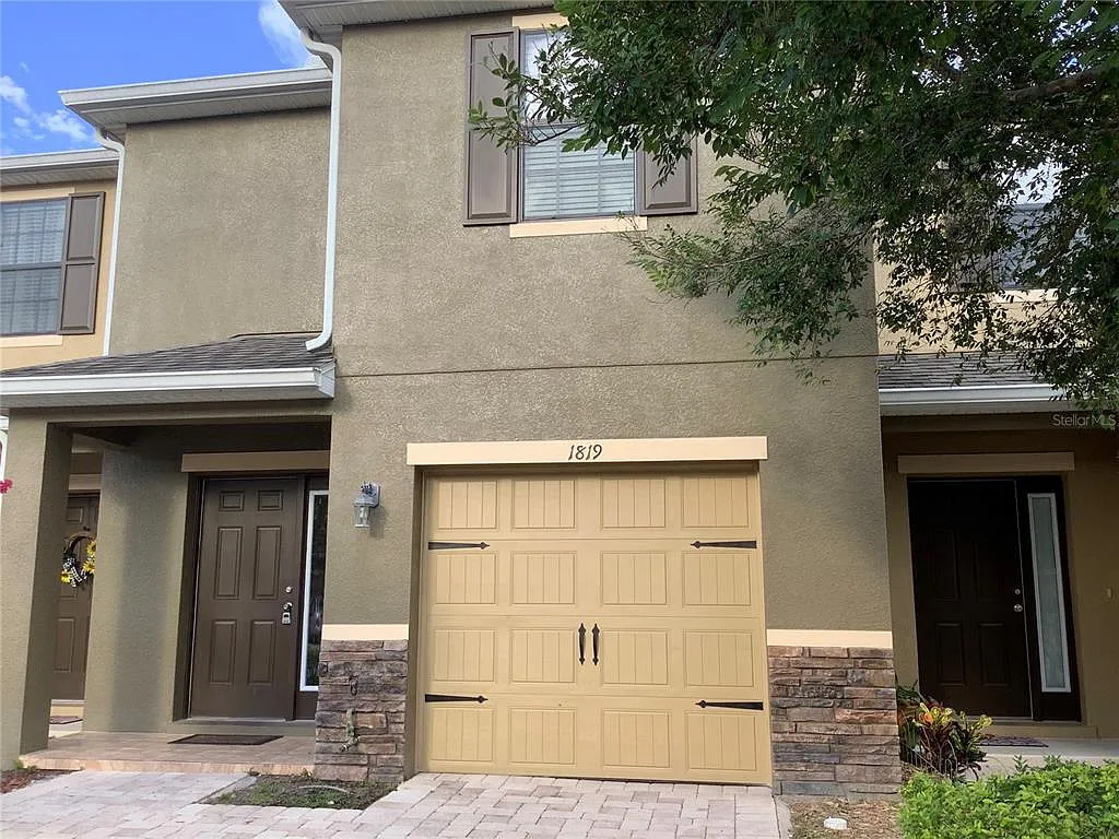 3 bed, 2.5 bath, 1404 sqft, $2,000 — Photo 1