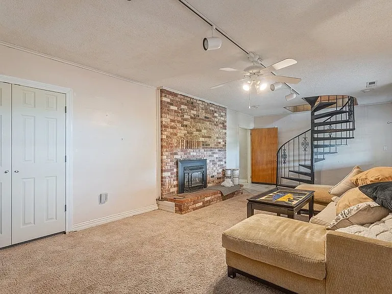 476 N Oliver Ave — Photo 18