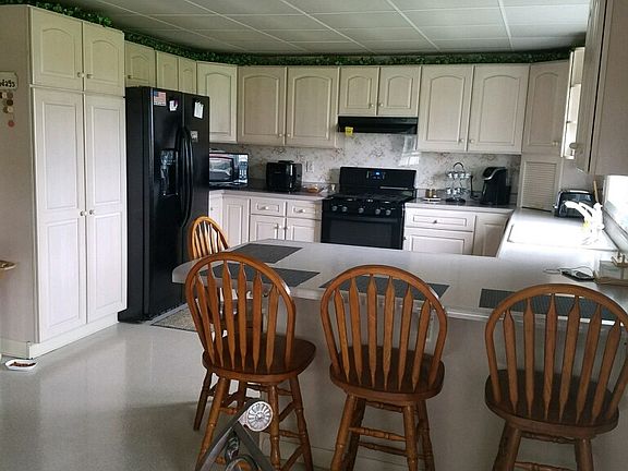 Kitchen with peninsula 