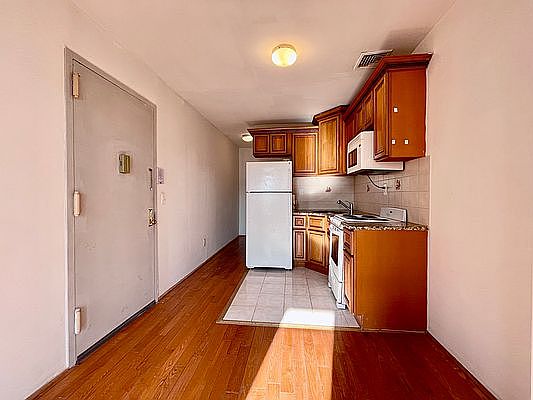 3rd image of 155 E 108th St APT 2A