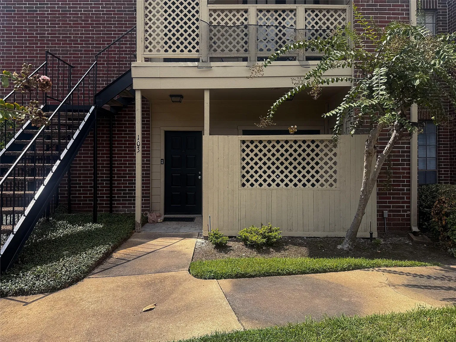 2 bed, 1.0 bath, 776 sqft, $1,125 — Photo 2