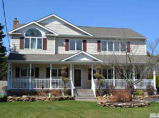 49 E Belmont St, Bay Shore, NY 11706