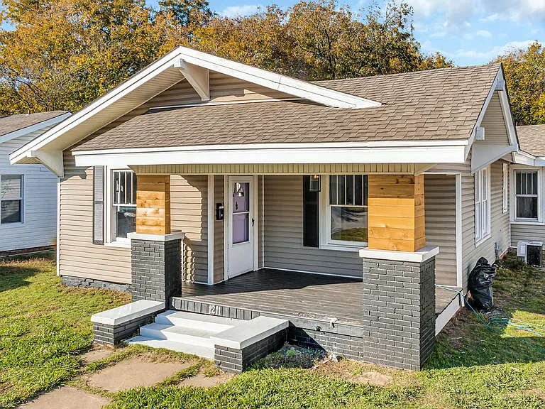 1211 Stanley St SW — Photo 1