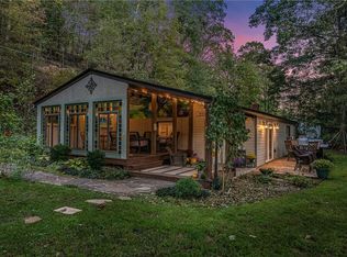 142 Twin Lakes Dr, Zelienople, PA 16063