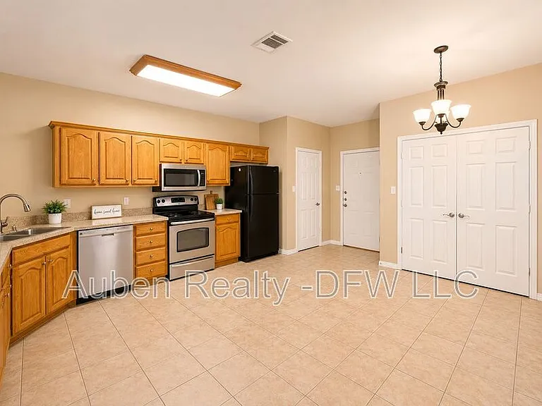 300 E Main St — Photo 7