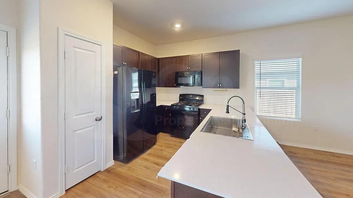 3 bed, 2.0 bath, 1217 sqft, $1,950 — Photo 4