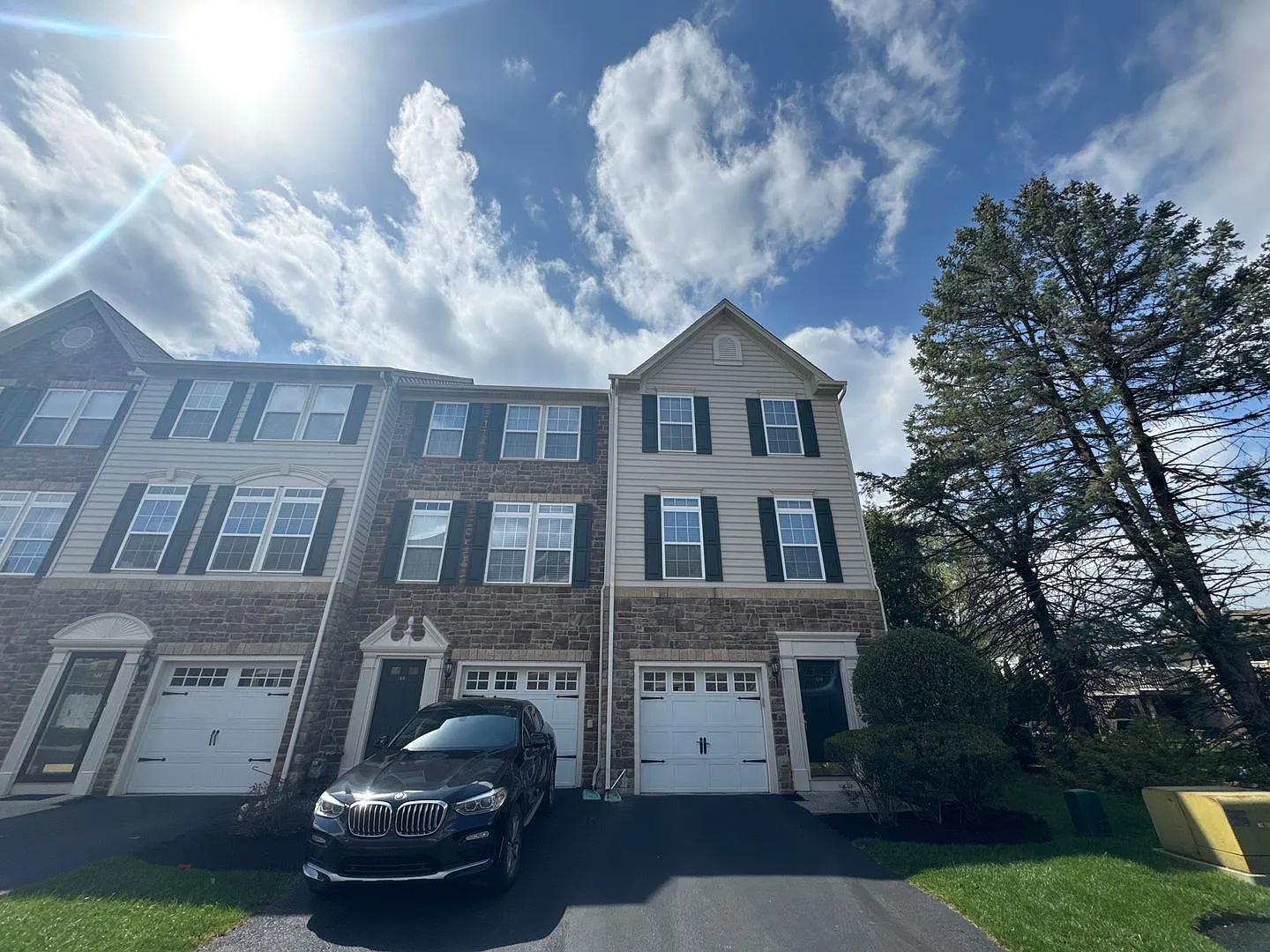Stylish End-Unit Townhome on Oakridge Lane Hellertown, PA — Photo 2
