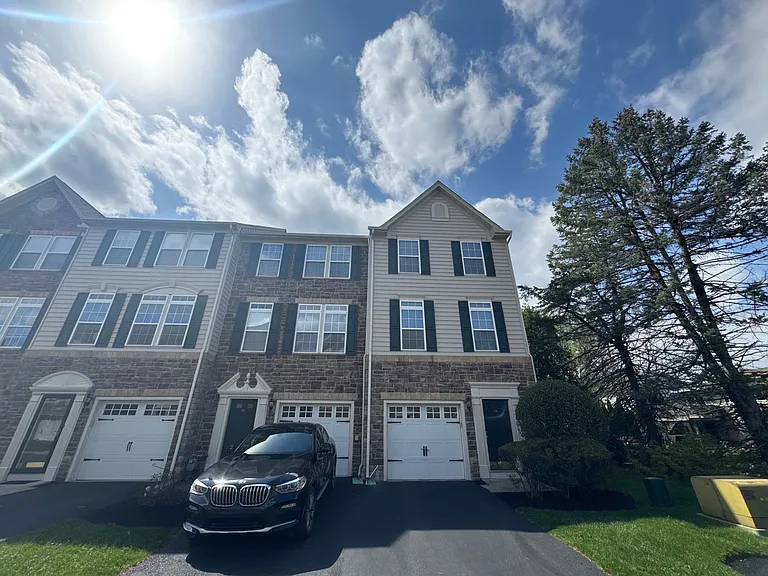 1600 Oakridge Ln — Photo 2