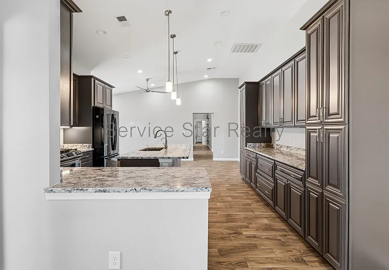 1558 W 5th St — Photo 5