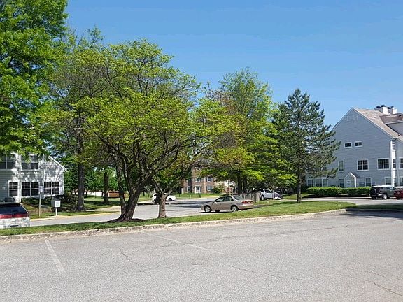 Exterior Neighborhood (street photo)