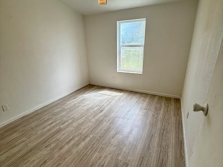 204 W 200 N — Photo 9